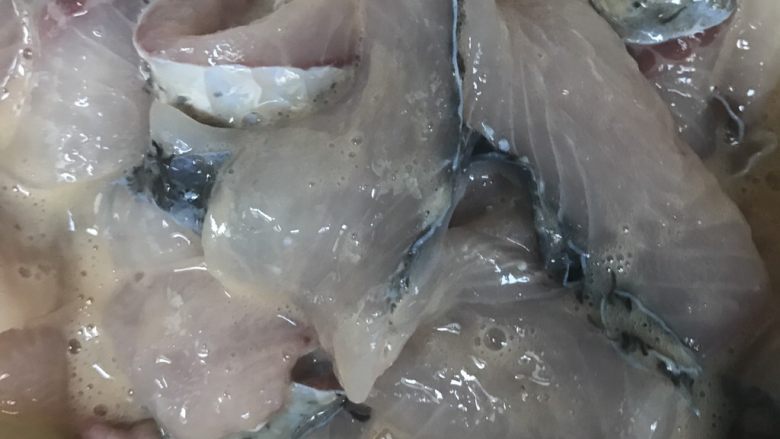酸菜鱼,抓匀,腌制10分钟