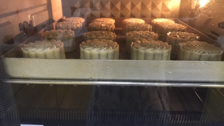 广式抹茶蛋黄月饼,烤箱预热200度,入烤箱200度5分钟后取出刷蛋液