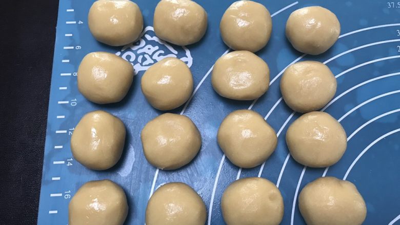 广式抹茶蛋黄月饼,把面团平均8份,大概22克左右一个面团,方子里量是8个哈,