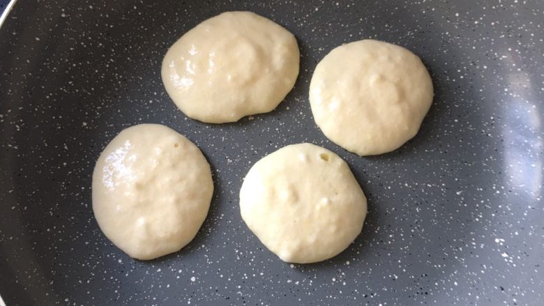 香橙松饼(无泡打粉),热锅 不放油 放入松饼糊 小火