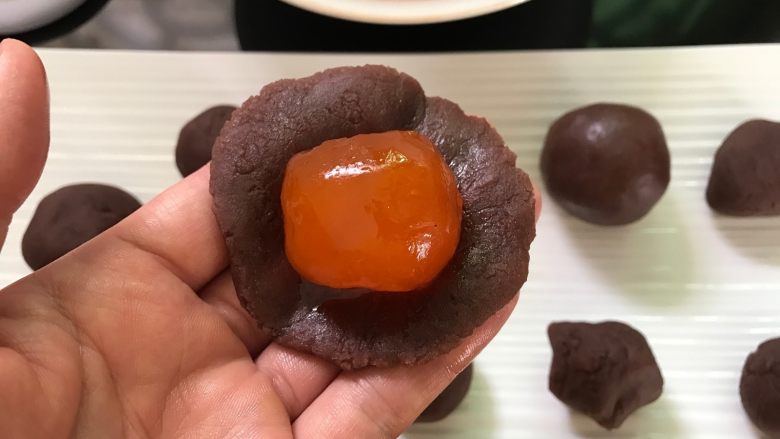 彩色螺旋蛋黄酥,在面团松驰的时候做馅,把20克豆沙包入一个<a style='color:red;display:inline-block;' href='/shicai/ 9596'>咸蛋黄</a>。