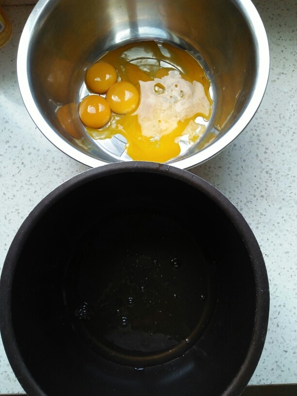 红丝绒蛋糕,用蛋清分离器,把蛋清蛋黄分离出来,放入两个盆中,盆要无水无油。