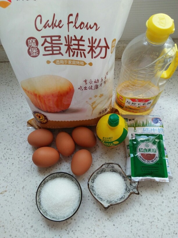 红丝绒蛋糕,准备图中上面的一些食材。