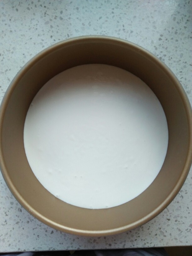 大米发糕,把面糊倒入模具里面发酵两倍大。模具要是粘的话,可以在模具上面刷一层油。