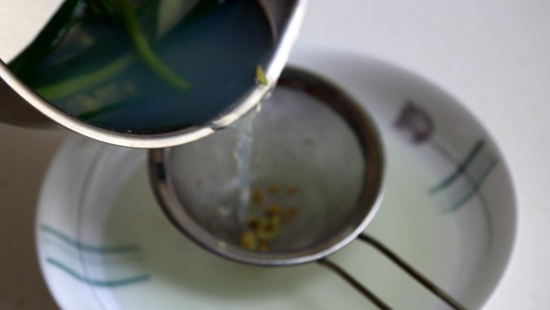 蛤蜊蒸水蛋,7.当煮蛤蜊的汤水基本冷确后,过滤。