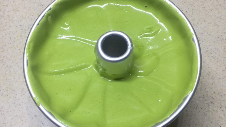 抹茶戚风,倒入模具,震几下。放入烤箱170度上下火烘烤40分钟。