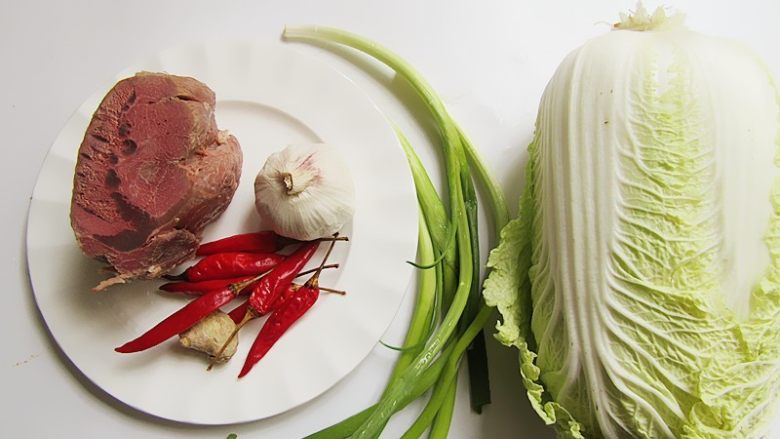 开胃火辣牛肉粉丝大锅炖,准备好所有食材,牛肉为<a style='color:red;display:inline-block;' href='/shicai/ 8826'>熟牛肉</a>