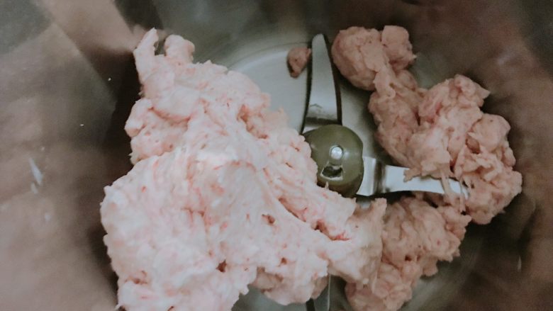 渐变色玫瑰花馒头,把所有原料混合,加一滴红丝绒溶液,揉成光滑的面团。
我用GOURMETmaxx西式厨师机1档揉了3分钟。