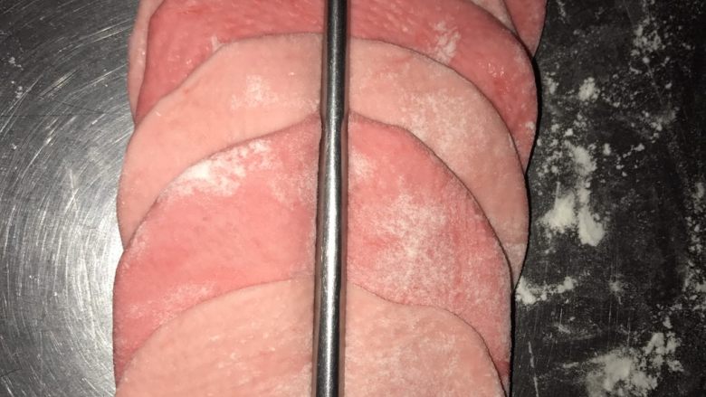 渐变色玫瑰花馒头,把两种颜色的圆片如图交替排列成6片,中间用筷子压出一条中心线,从下往上卷起来。