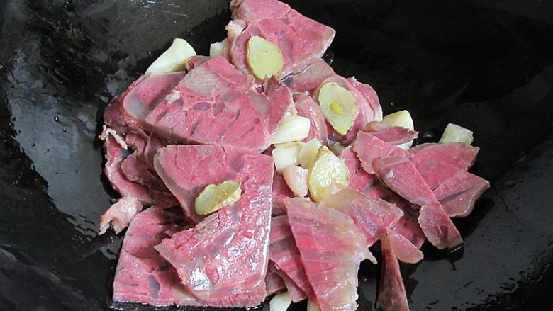 开胃火辣牛肉粉丝大锅炖,倒入牛肉加入适量生抽翻炒一分钟,如果你喜欢口味重的话,可以加一点老抽、<a style='color:red;display:inline-block;' href='/shicai/ 718'>料酒</a>