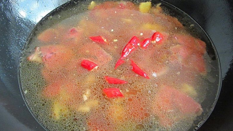 开胃火辣牛肉粉丝大锅炖,倒入三碗煮牛肉时候的高汤,放入辣椒,煮6分钟左右