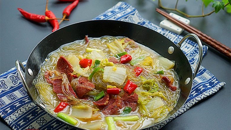 开胃火辣牛肉粉丝大锅炖,连锅端上桌,一家人围坐享用牛肉炖菜美味,有家的味道,吃起来更爽