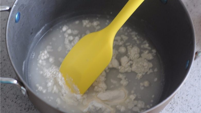 芝士牛肉汉堡,将主料里的汤种食材放入锅里,调匀