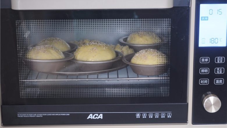 芝士牛肉汉堡,放入烤箱,放入烤箱,180度烤20分钟左右,至表面上色即可