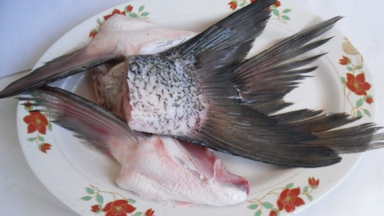 剁椒烧鱼鳍, 把鱼鳍去鳞,清洗干净