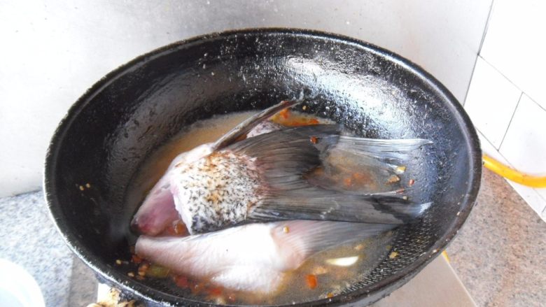 剁椒烧鱼鳍,加入清水烧开,烧制5分钟
