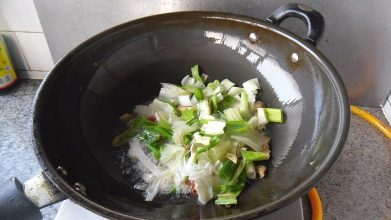 炖大嘴鱼头, 热油,炒香葱姜