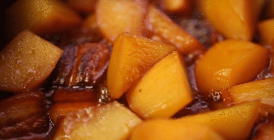 秘制砂锅红烧肉,加少许盐,砂锅加入开水至没过肉,加入土豆块,大火烧开,转小火慢炖