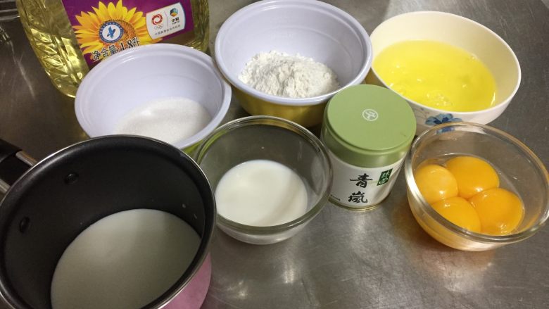 浓郁抹茶蛋糕卷,准备好需要的材料
低筋粉提前过筛一次
<a style='color:red;display:inline-block;' href='/shicai/ 9'>鸡蛋</a>分离好蛋清和蛋黄,蛋清放冷藏室备用