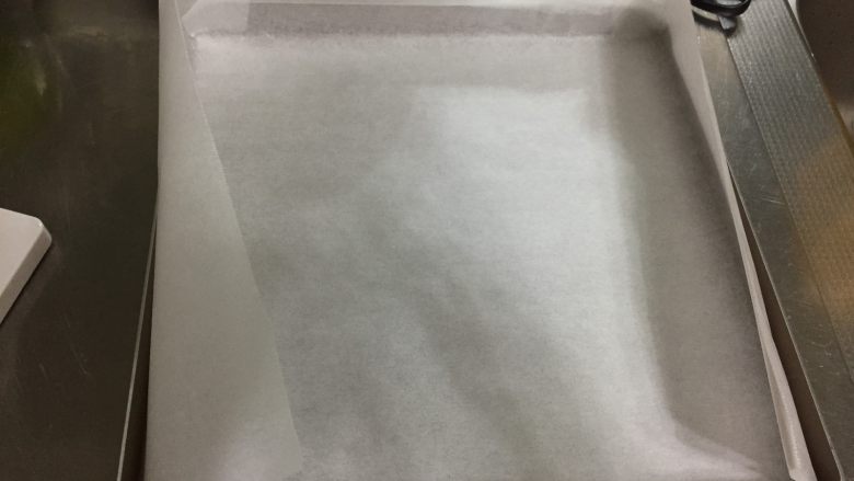 浓郁抹茶蛋糕卷,烤盘垫纸备用
其实我平时做蛋糕卷是不放油纸的,都可以直接脱模成毛巾底。
但是这次用的抹茶比较容易影响面糊的浓稠度,我比较害怕脱模失败