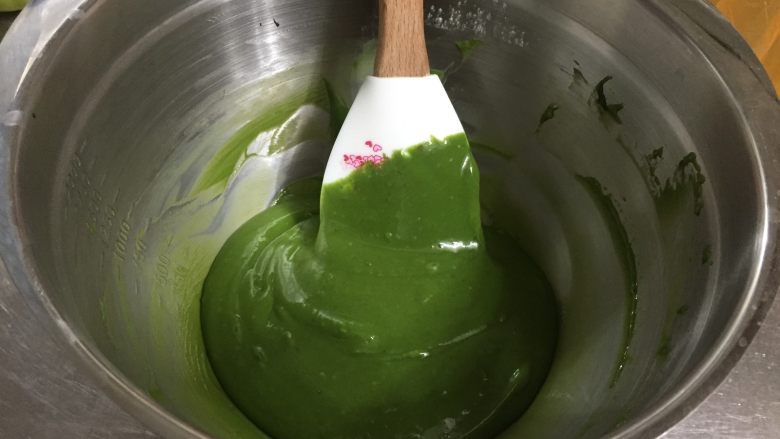 浓郁抹茶蛋糕卷,这样蛋黄糊就弄好了,放一旁备用
此时预热烤箱,上下管175度