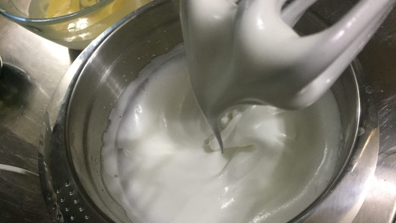 浓郁抹茶蛋糕卷,搅打至湿性发泡,提起打蛋头有弯勾即可