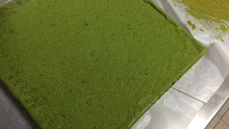 浓郁抹茶蛋糕卷,蛋糕卷胚子带着烤纸脱模后撕掉烤纸,再盖一张新的油纸在蛋糕卷面上,等凉透后再卷