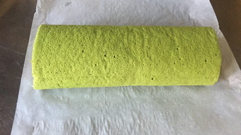 浓郁抹茶蛋糕卷,切掉两边的边角即可(此步可省略,外貌协会适用)