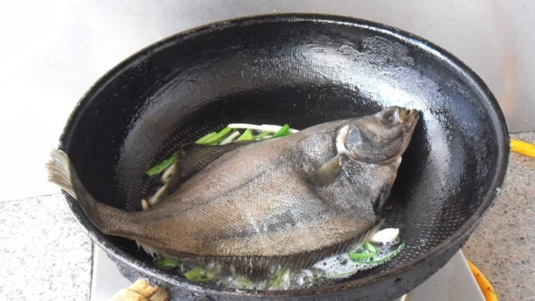 葱烧偏口,放入偏口鱼