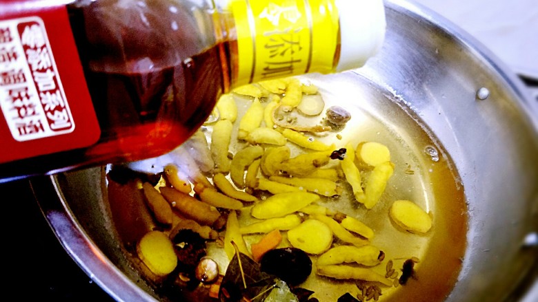 ~泡椒凤爪~,<a style='color:red;display:inline-block;' href='/shicai/ 718'>料酒</a>来一点。这东西只能说适量,看着加,不像西餐甜点那样有绝对的比例。非要说多少就2勺吧,也说不清勺多大😥