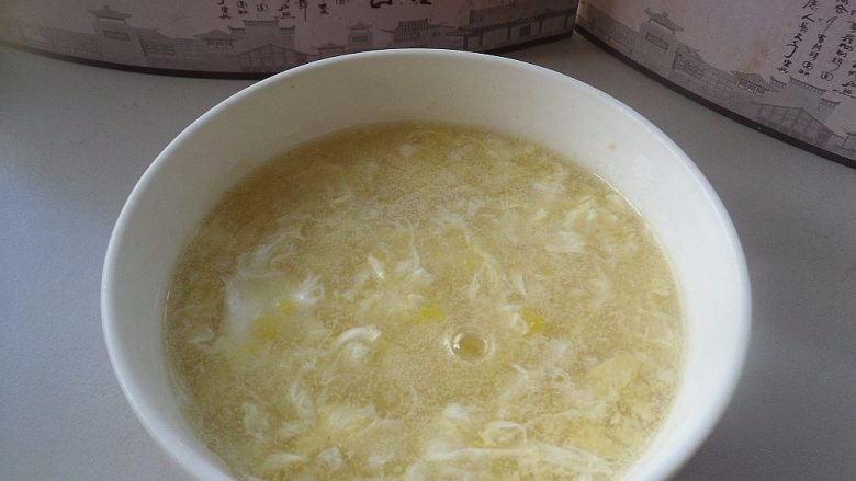 鸡蛋玉米羹, 出锅盛入碗中,即可上桌品味