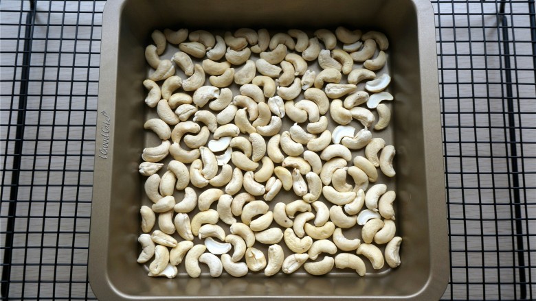焦糖腰果酥,生<a style='color:red;display:inline-block;' href='/shicai/ 669'>腰果</a>放入预热好的烤箱,170度上下火烤10分钟,表面微微金黄,有香味即可。