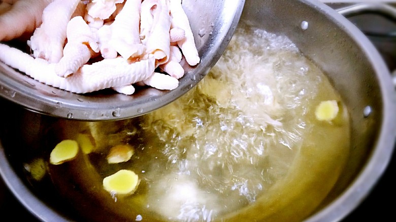 ~泡椒凤爪~,水开下鸡爪,煮10-15分钟。
我后面还加了高度白酒一勺,我超怕腥😔