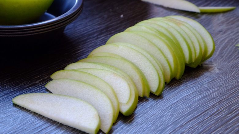 青苹果🍏的诱惑
（偏要做好吃系列）,将其切成薄片状