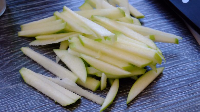 青苹果🍏的诱惑
（偏要做好吃系列）,青苹果切成丝