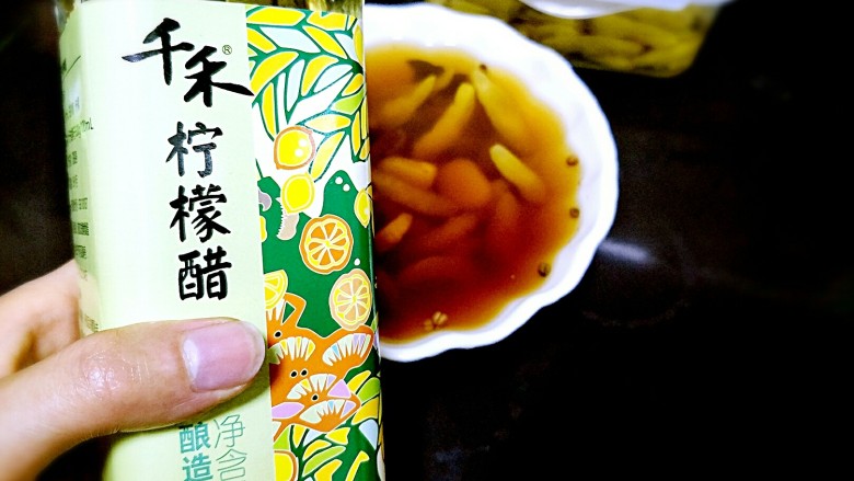 ~泡椒凤爪~,刚刚准备好的调料汁加入两勺柠檬醋(凉了再加,避免挥发)没有的加白醋和柠檬片过汁都行(还是去腥除异味)