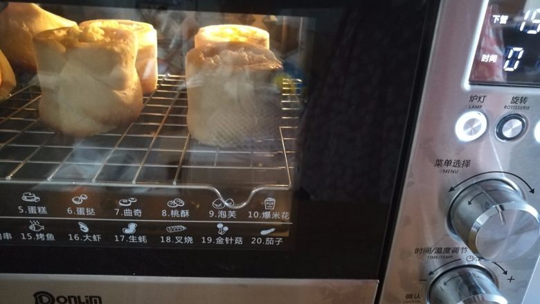 鱼肠面包杯,20.放入烤箱170度,12分钟即可