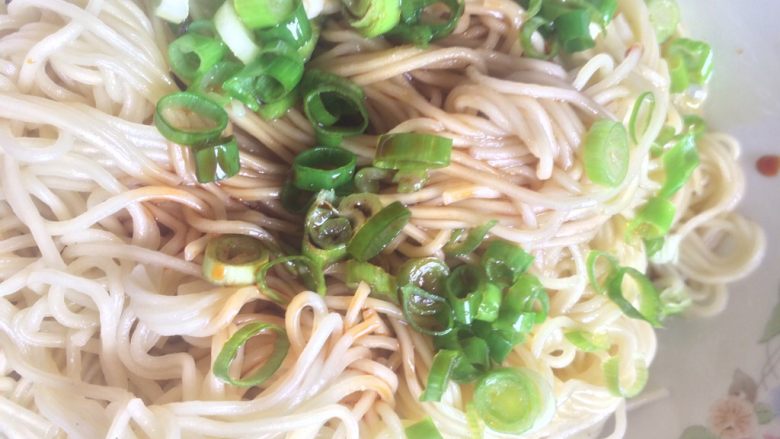 快手葱油面,加入酱油或香醋,拌匀。