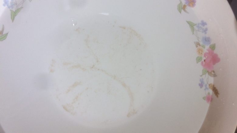 快手葱油面,倒一碗凉水,建议用矿泉水或纯净
水。