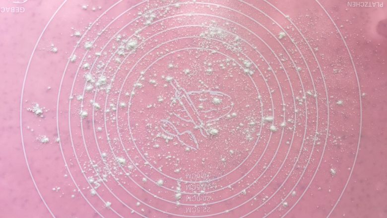 蔓越莓甜司康,面板撒适量的干面粉;