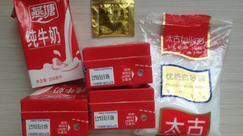 自制浓稠酸奶,准备好牛奶,酸奶发酵菌,细砂糖(后来我做的时候没有加糖,吃的时候可以加蜂蜜或者果酱,细砂糖)