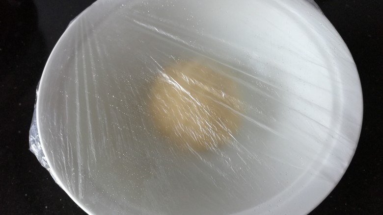 自制披萨,用保鲜袋套住,放温暖处发酵(夏天室温即可,冬天可在高压锅里加入热水,放上锅架,把面盆放入高压锅,盖紧盖子,这样能发的快,注意面盆不能碰到热水,不然就把面给烫熟了)。