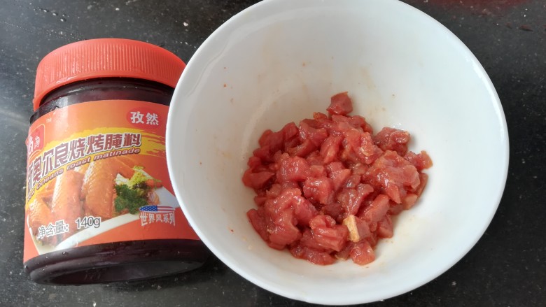 自制披萨,趁发面的时候准备馅料,先把牛肉切碎,用腌肉料腌上(我用的奥尔良腌肉料,如图)。