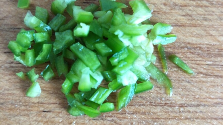 皮蛋瘦肉海鲜粥,小葱切小丁,我用的是甜椒