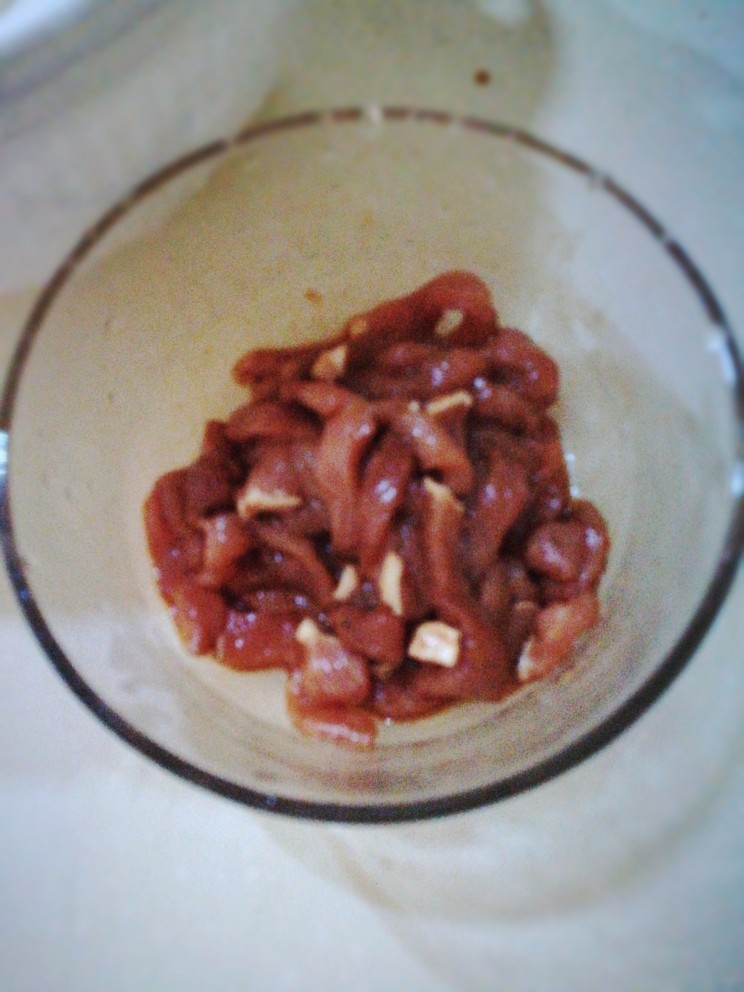 海鲜菇炒猪肉,<a style='color:red;display:inline-block;' href='/shicai/ 34494'>猪瘦肉</a>切丝，加入<a style='color:red;display:inline-block;' href='/shicai/ 718'>料酒</a>，<a style='color:red;display:inline-block;' href='/shicai/ 762'>老抽</a>，盐，淀粉拌匀腌制10分钟后，加少量食用油浸泡。