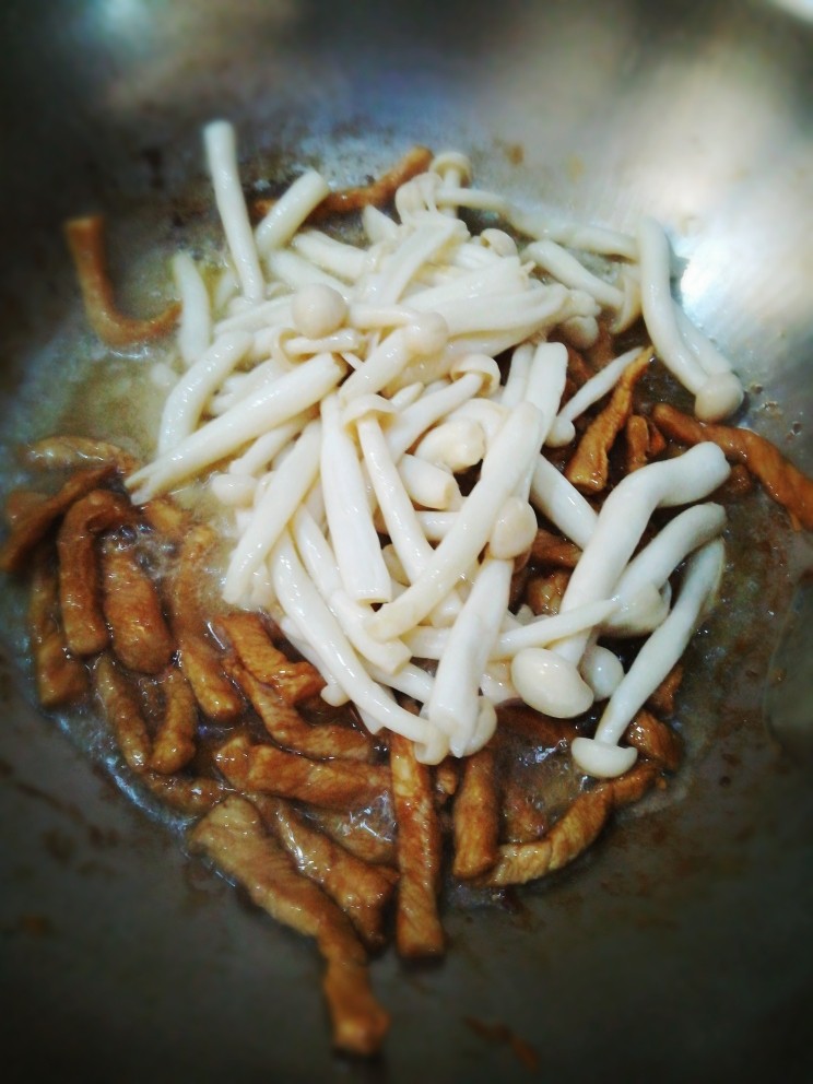 海鲜菇炒猪肉,加入海鲜菇。