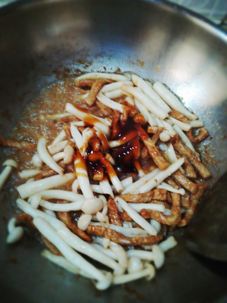 海鲜菇炒猪肉,加入耗油，少量盐，<a style='color:red;display:inline-block;' href='/shicai/ 756'>鸡精</a>，拌炒均匀，即可出锅。
