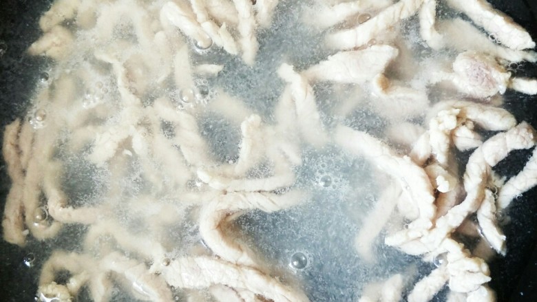 皮蛋瘦肉海鲜粥,把水烧开 把肉放里,用勺或者筷子把肉划散,煮到变白即可,捞出,备用