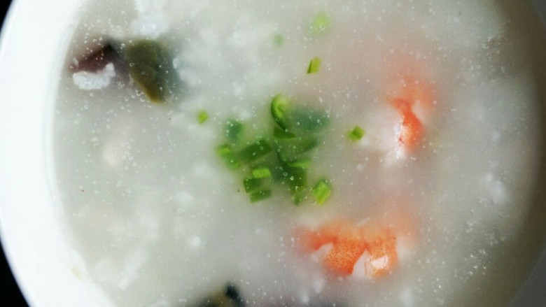 皮蛋瘦肉海鲜粥,粥煮好后把肉丝,皮蛋,大虾,依次放入,再接着煮2-3分钟就好了