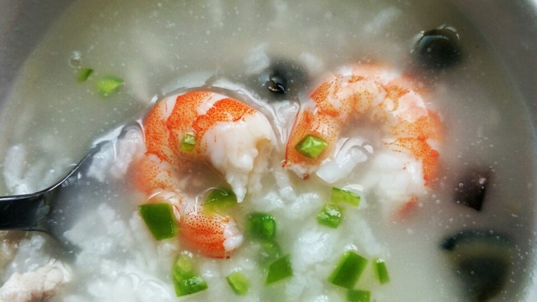 皮蛋瘦肉海鲜粥,上面撒上一点小葱,开吃吧,味道鲜美